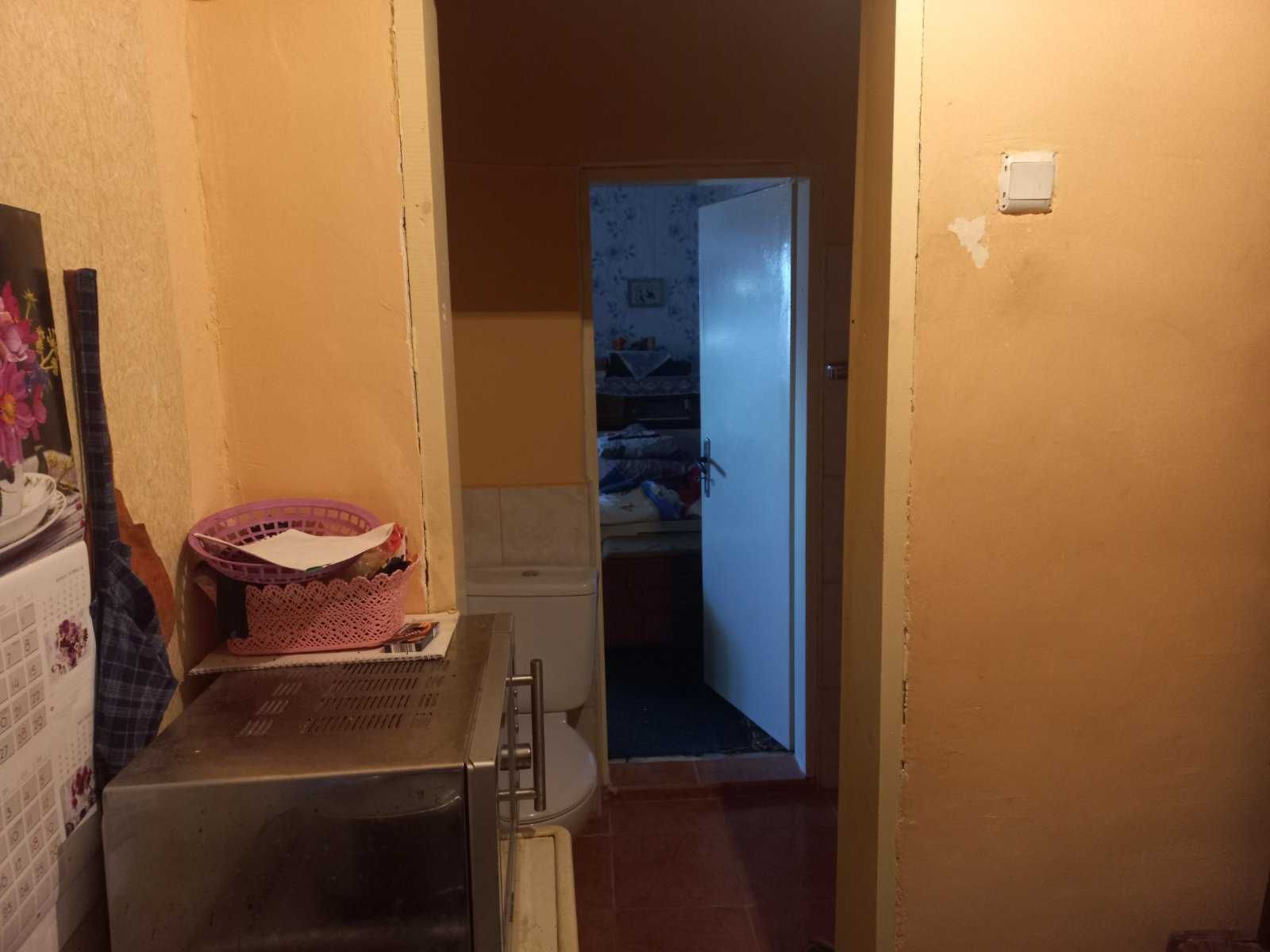 Продавам къща в идеален център с 4 стаи и два входа.