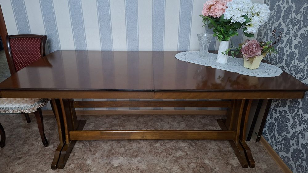 Стол и стулья в гостиную