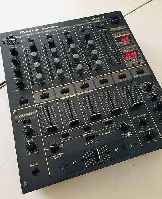 Pioneer djm 600 cu 4 canale