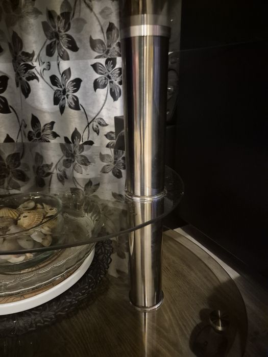 Masă din sticlă cu 3 nivele – elegantă și practică