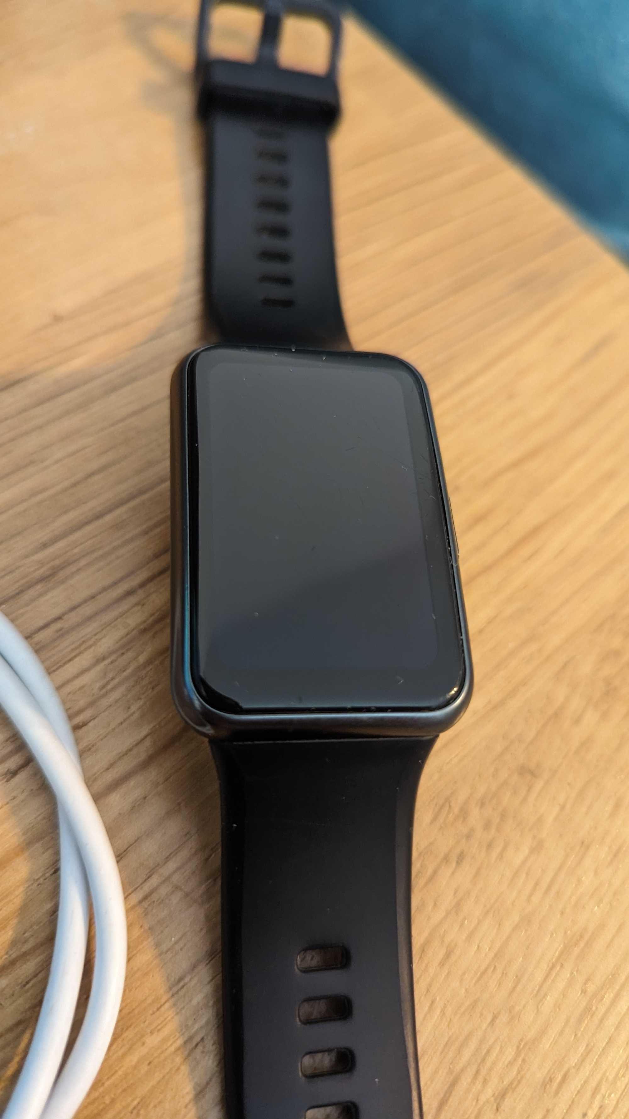 Vand Huawei Watch fit negru impecabil + curea de schimb!