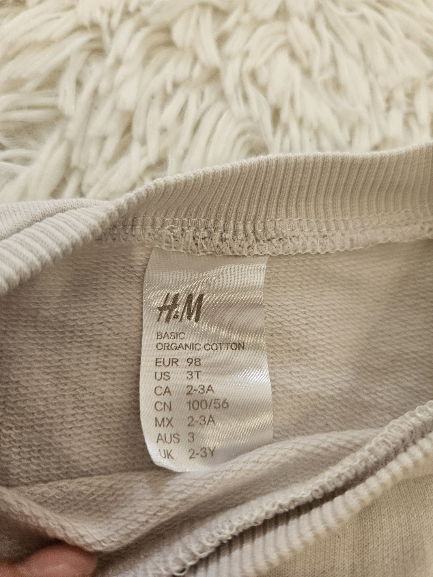 Bluza de jerseu cu print cireșe
Marimea 98
H&M
Stare impecabila
28 lei