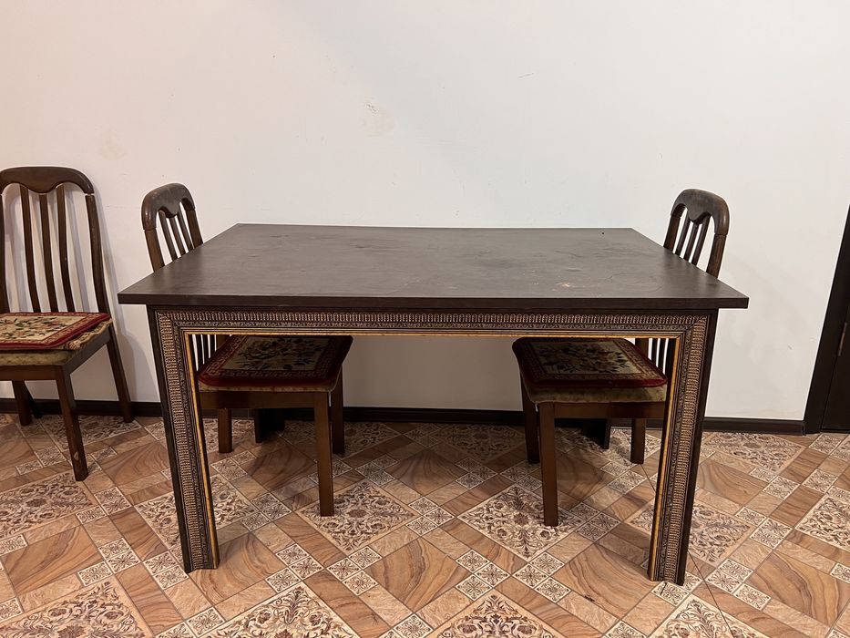 Обеденный стол