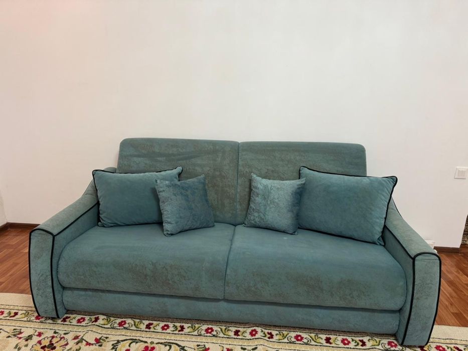 Диван с подушками