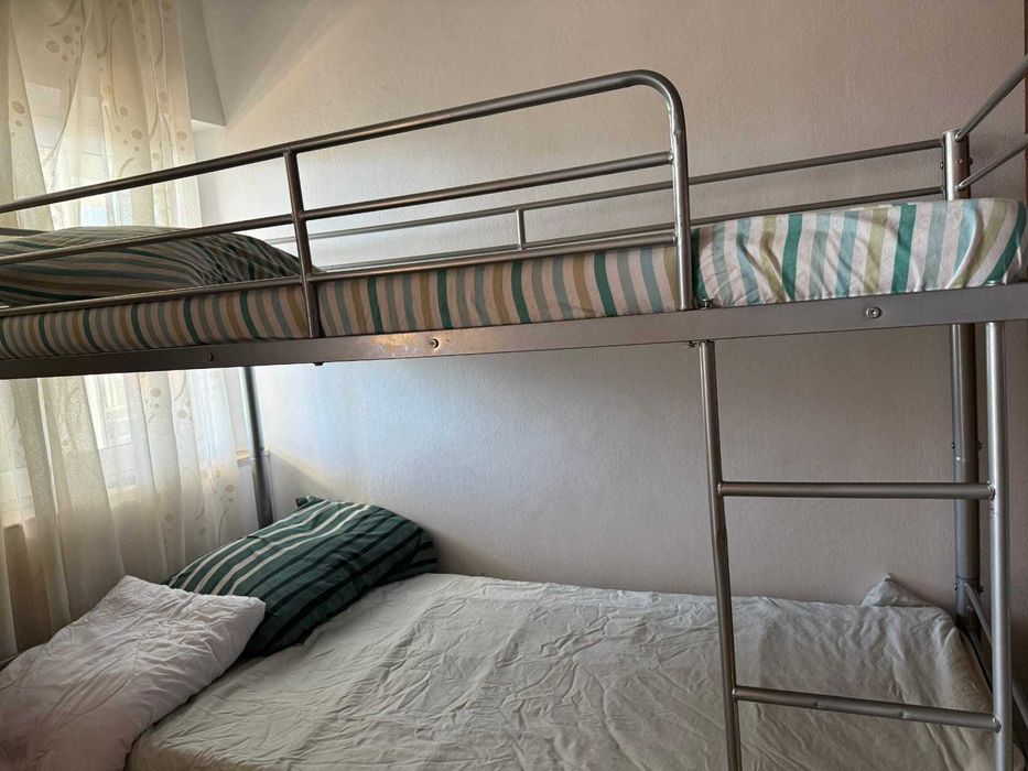 vand pat supraetajat metalic pentru adulti, cu saltele, perne,lenjerie