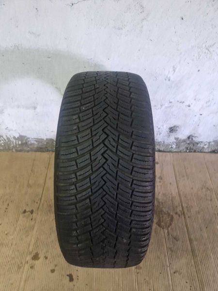 1 брой Pirelli  R19 235/45/ 
всесезонна гума
DOT0821