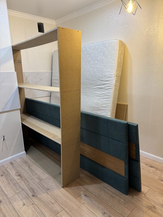 В продаже спальный кроват с матрасом