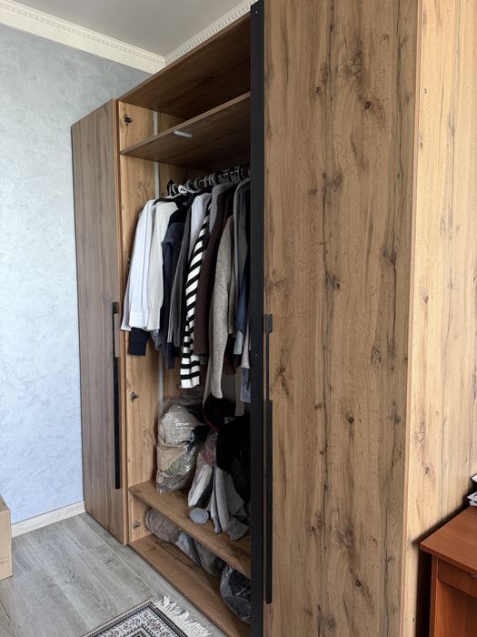 Срочно продам трюмо со шкафом