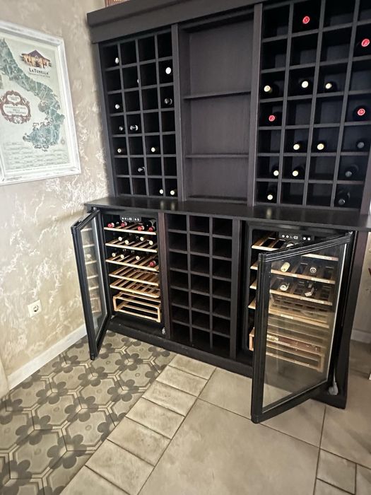 Шкаф за вино с две хладилни витрини