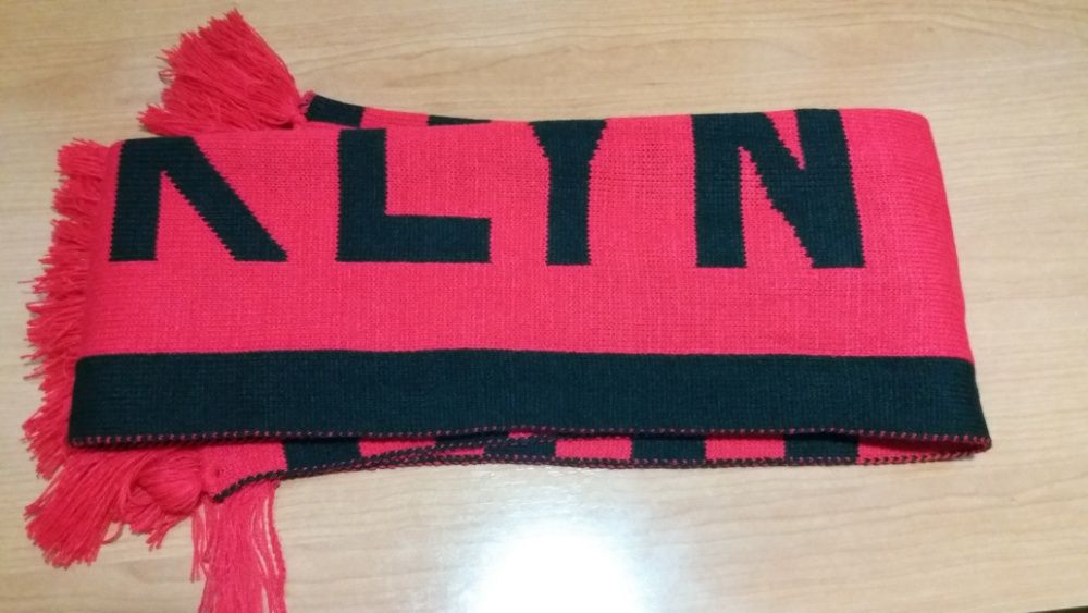 Vand fular gros(dublu) nou cu eticheta pret 20 lei