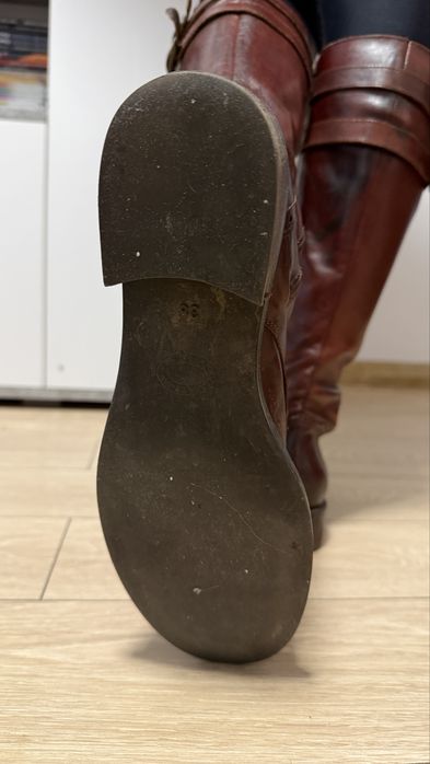 Cizme din piele, marime 38, stare buna, inchidere cu fermoar