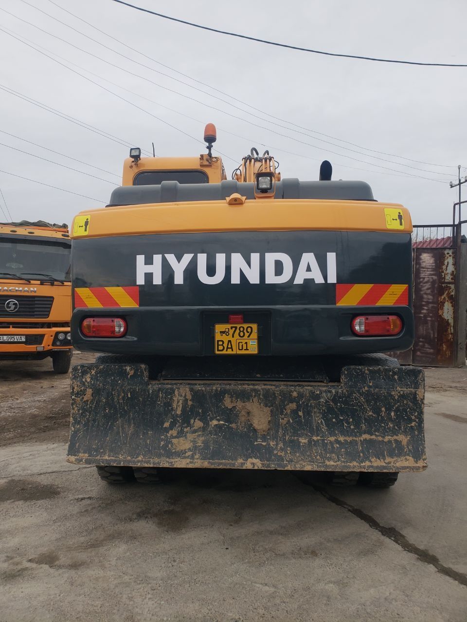 Ekskavator Hyundai 140 sotiladi