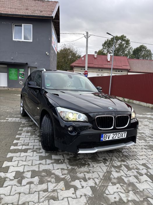 BMW X1 xDrive – An 2011 – Pachet M – Negru / Interior alb
