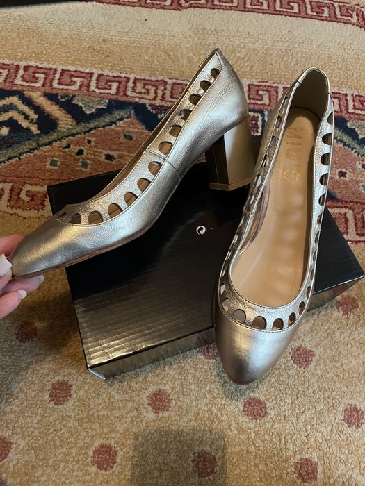 Vand pantofi marimea 37,38 ca noi