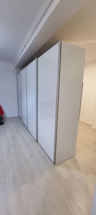 Dulap mare cu uși glisante, alb lucios