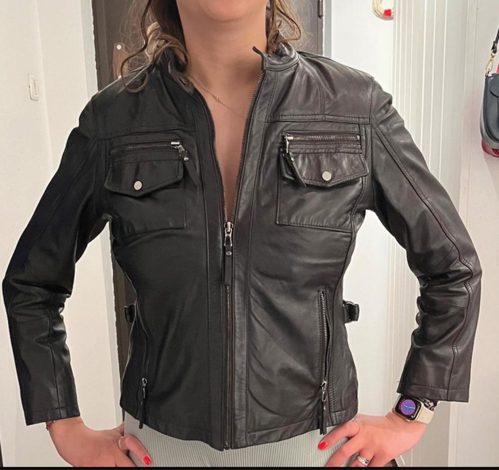 Geaca de piele neagra