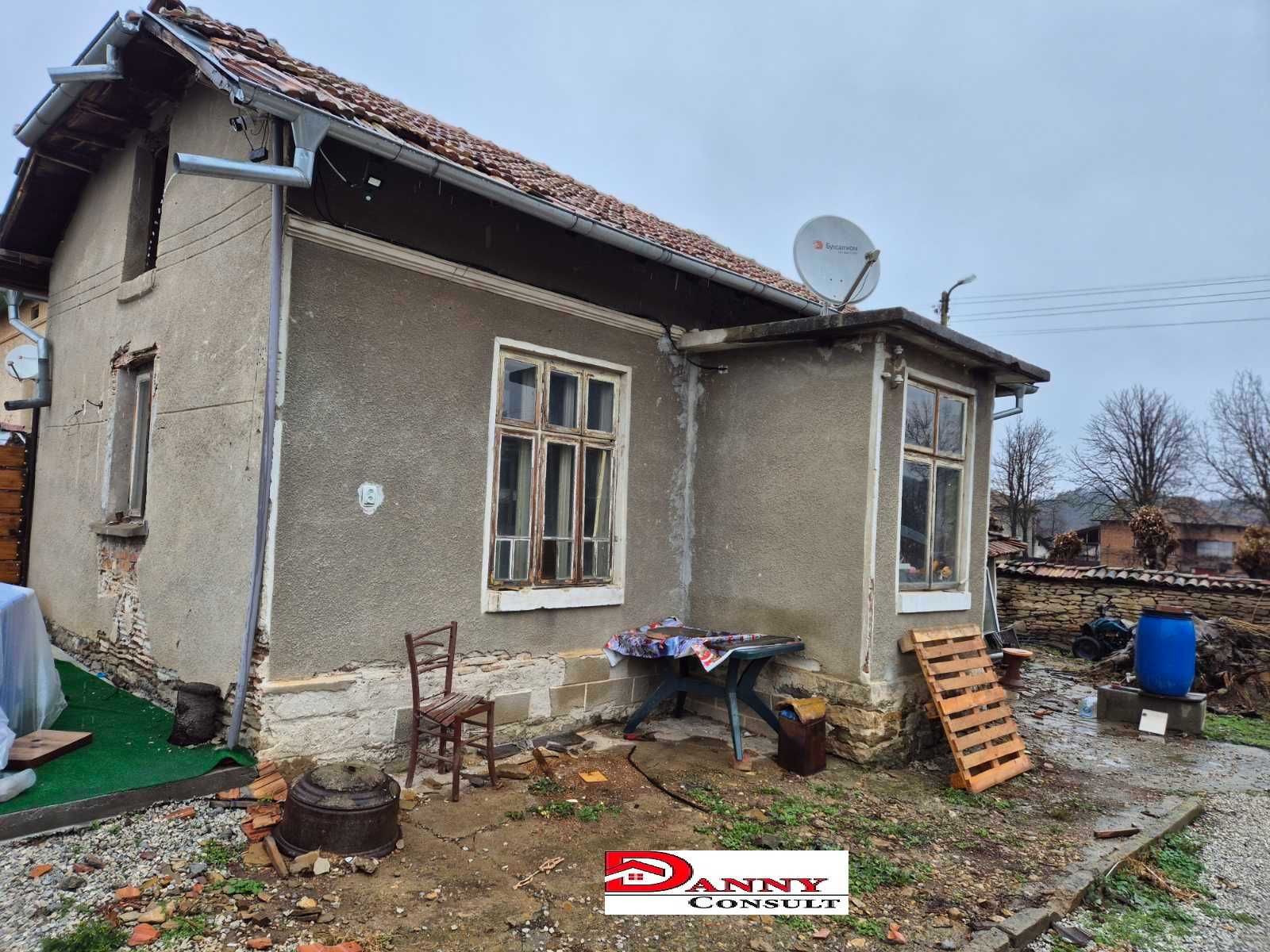 Едноетажна къща и дърводелска работилница с двор в с. Михалци