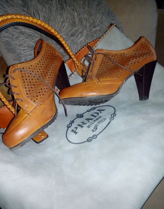 Страхотни чисто нови обувки