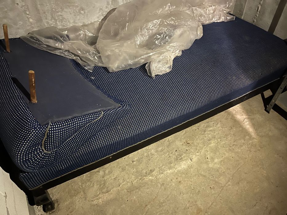 Винтидж канапе в синьо с дървени рамки