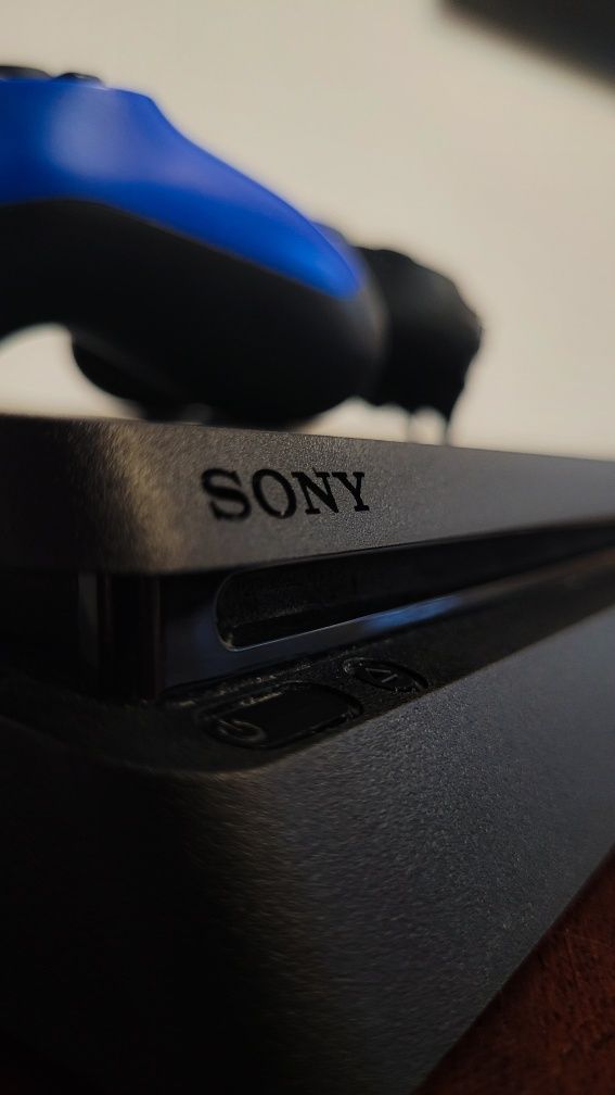 Sony Playstation 4 Slim, 1 TB + 2 контроллера DUALSHOCK