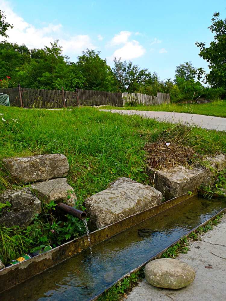 Casa traditionala si teren, zona insorita langa Campina