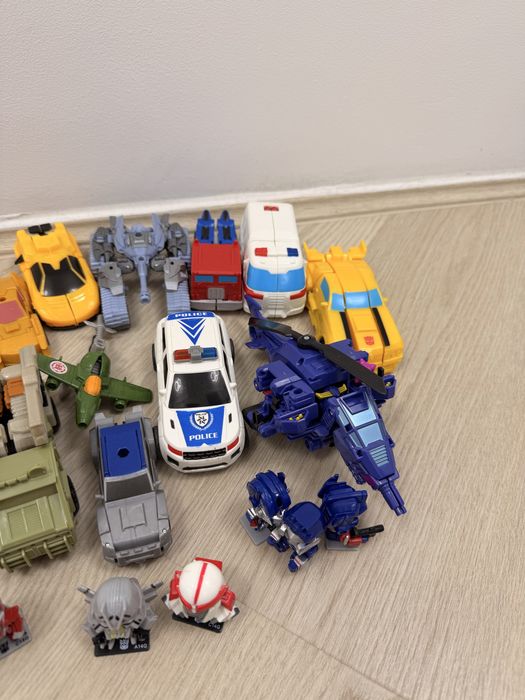 Roboti Transformers de vanzare