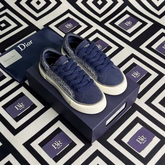 Коробки нет но 2 разными шнурками