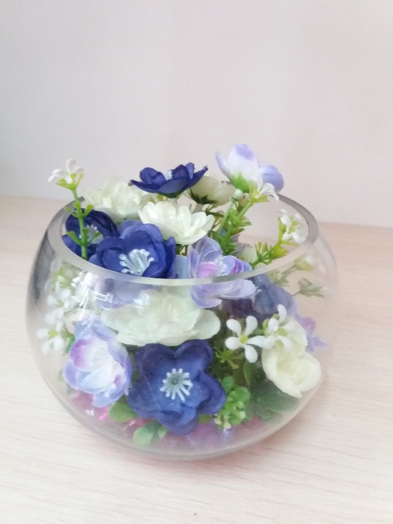 вазочка шар маленькая  ..с камущками и цветочками