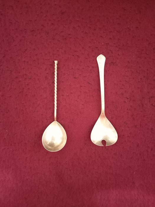 Мельхиоровые и стальные ложки, ножи.