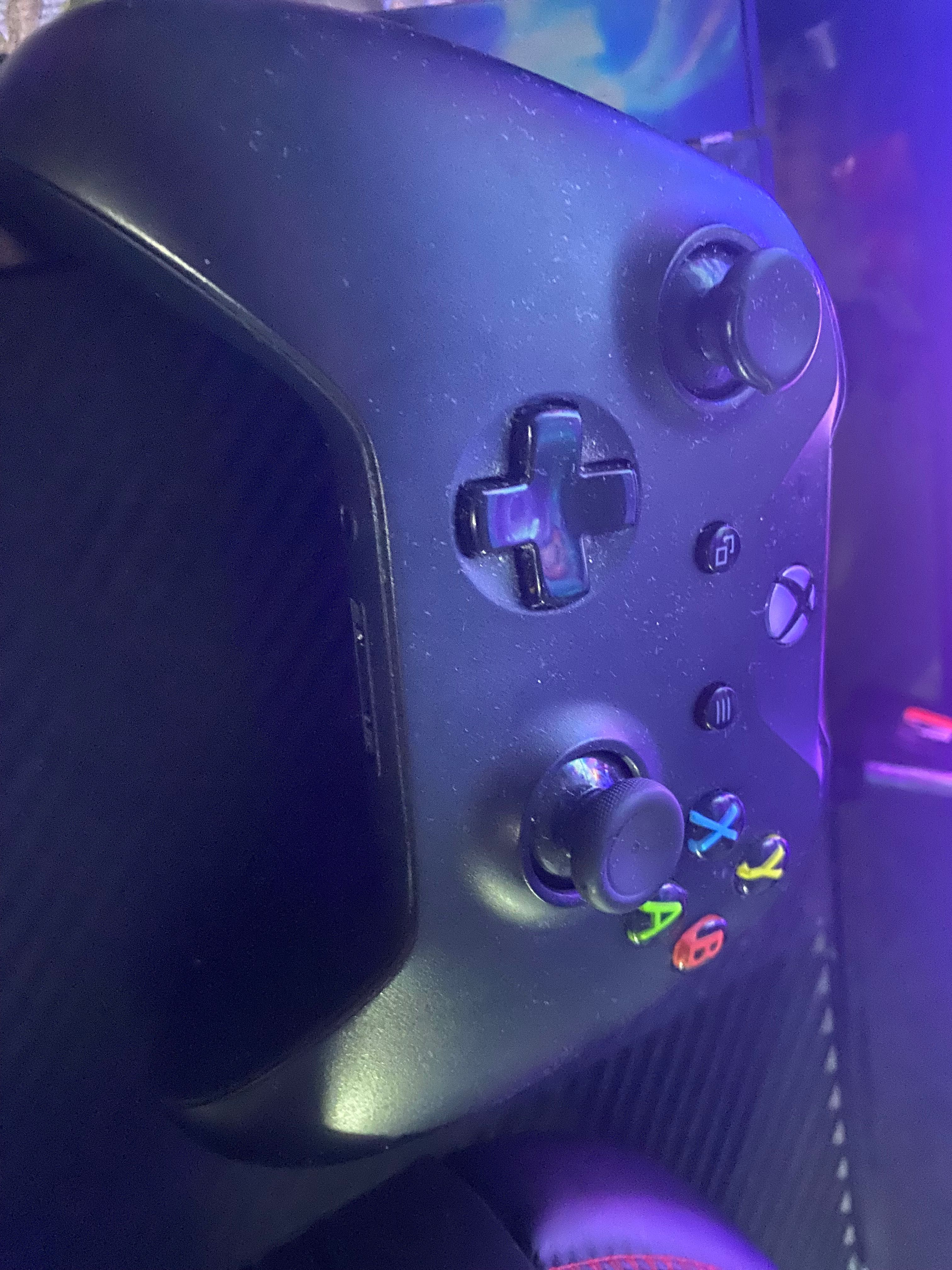 Xbox one с два контролера и 4 игри
