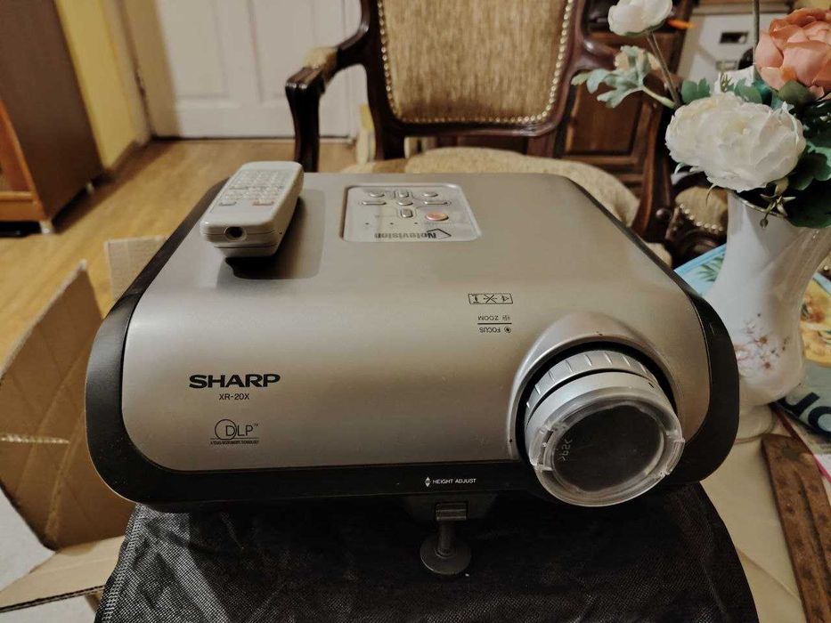 Videoproiector SHARP XR-20X DLP și ecran