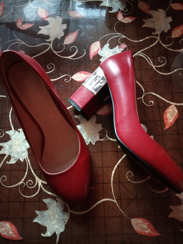 Продаются туфли красного цвета