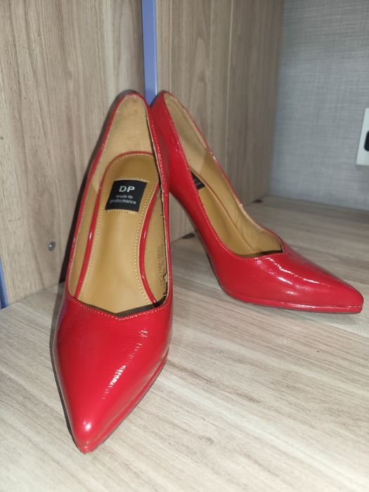 Красные лакированные туфли