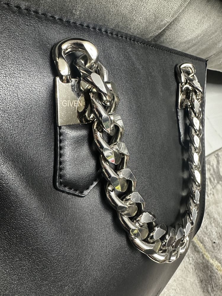 Vand geanta neagra Givenchy