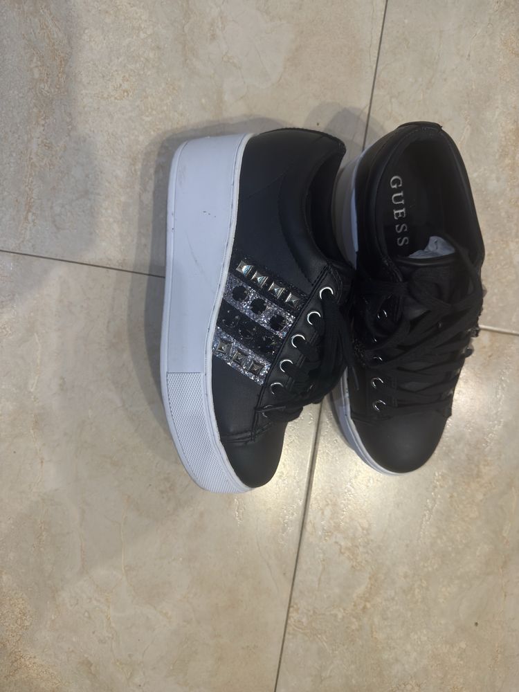 Оригинални обувки на марката Guess. Номер 37.