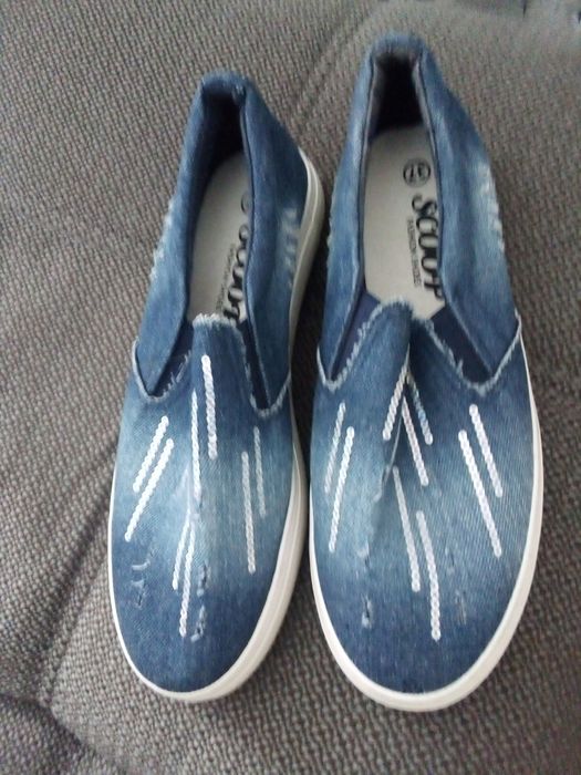 Продам новую женскую кроссовки