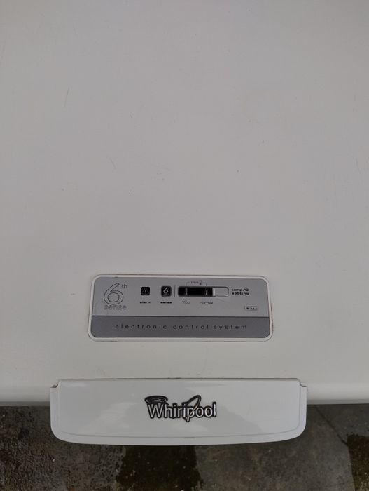 Vând ladă frigorifică Whirlpool