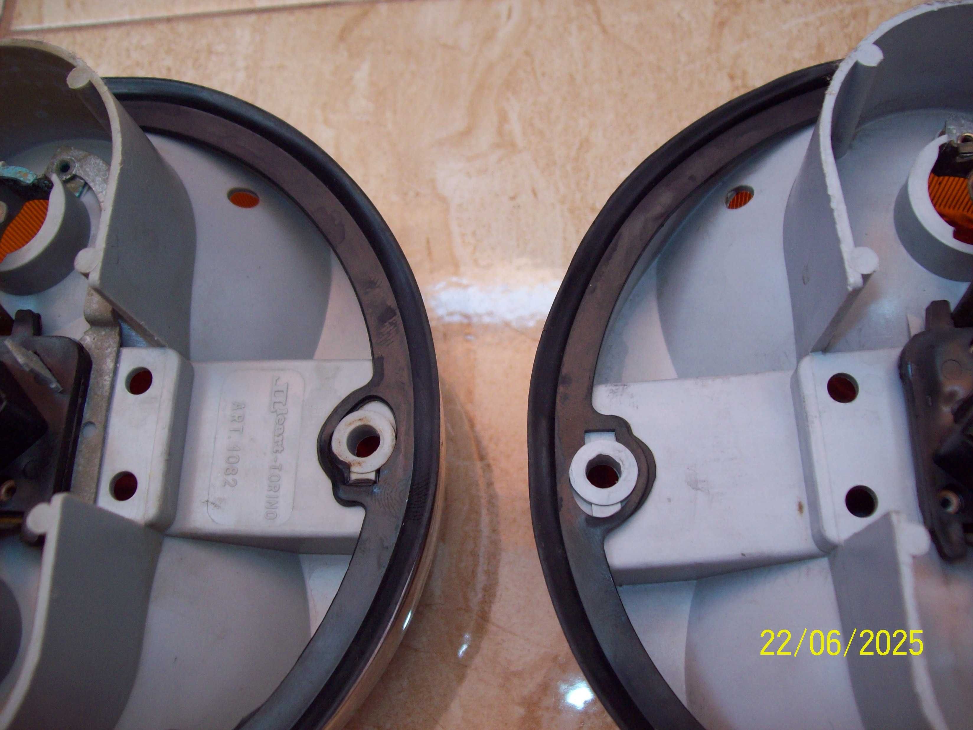 Lot 2 stopuri / stop spate auto epoca Fiat 850