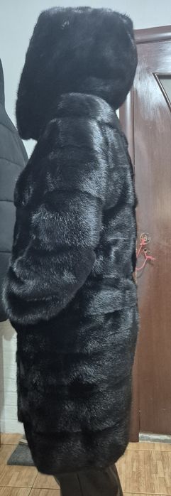 Продам Норковую шубу, чёрный бриллиант с капюшоном,  44-46 размер