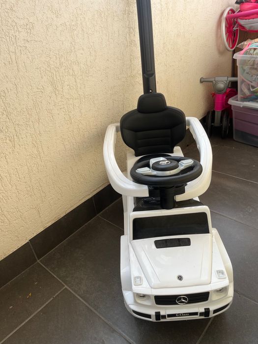 Ride-on кола с дръжка Mercedes