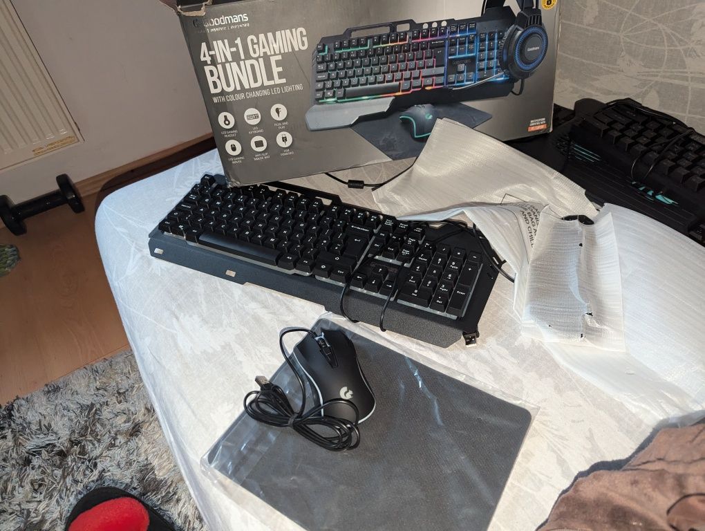 Set Gaming cu tastatura,mouse pad, căști și mouse