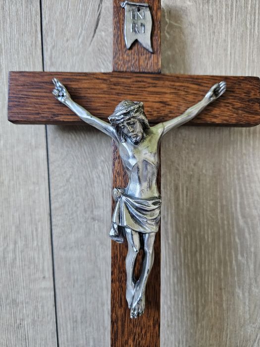 Crucifix ,lemn natural plus metal argintat
