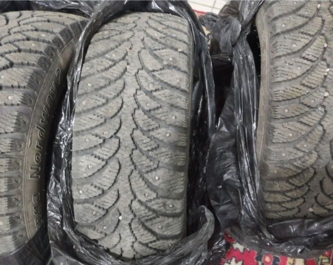 Продам 3 шины  зимние шипы каждую по 5 тысяч отдам срочно