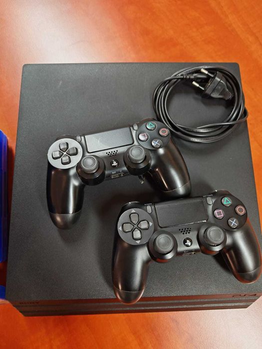 PlayStation 4 Pro 1TB cu 2 controllere și jocuri – stare foarte bună
