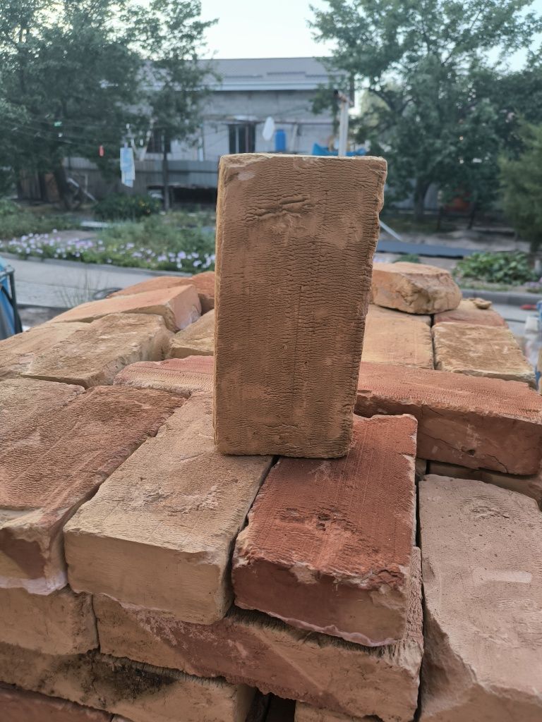 Красный кирпич,.