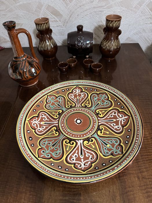 Изделия из керамики: ляган, вазы, кувшин, бочонок.