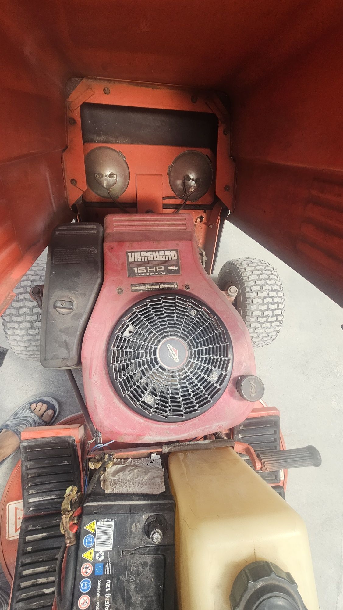 Vând tractoras de gazon
