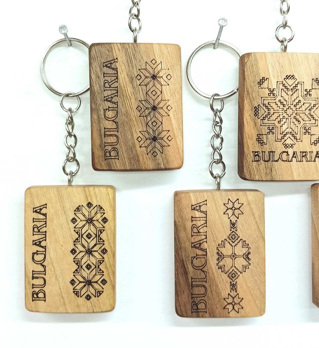 Дървен ключодържател с шевици и орнаменти