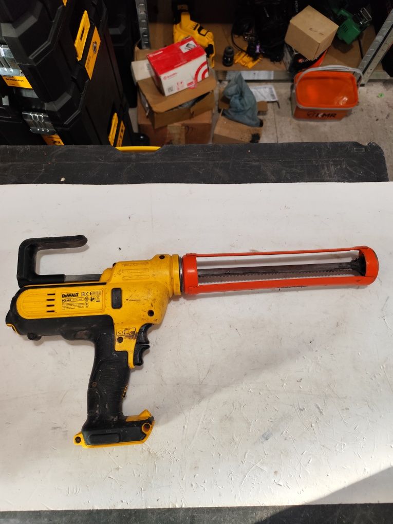 Акумулаторен Пистолет за силикон полиуретан Девалт DeWALT DCE580 18V