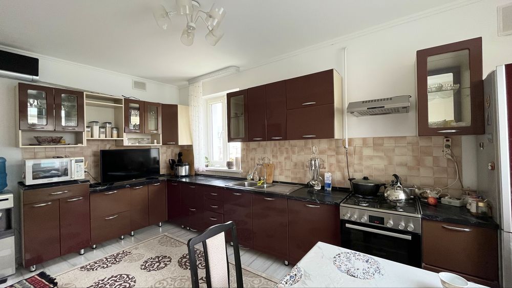 Кухонный гарнитур бордовый